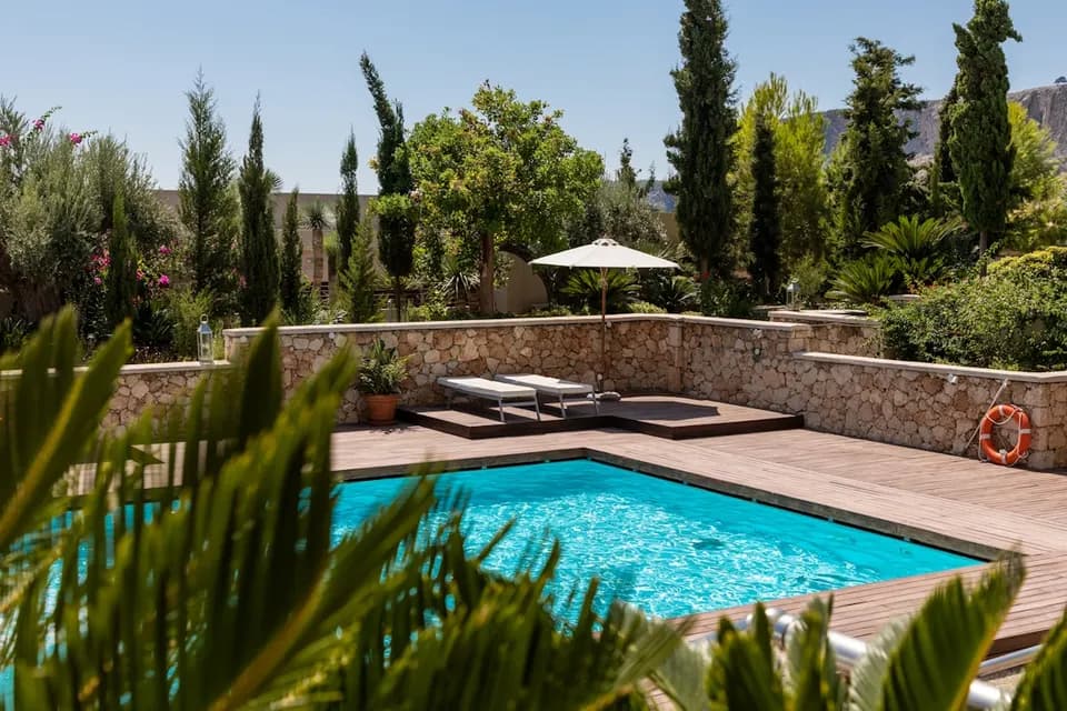 Clean villa swimming pool maintained by Top Fixers in Jumeirah Lake Towers (JLT)